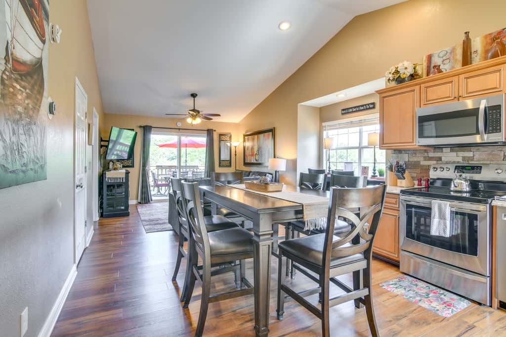 Near Silver Dollar City! Condo w/ Hot Tub & Lake