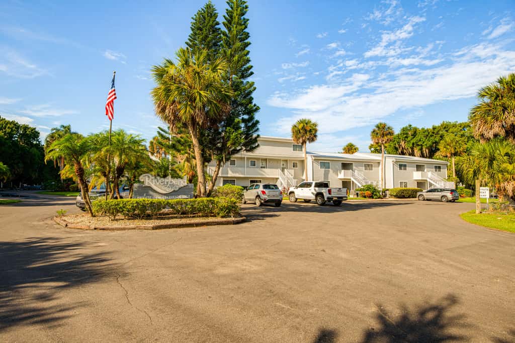Quaint Welaka Getaway: Steps to St Johns River!