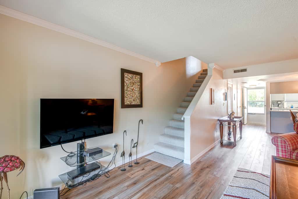Quaint Welaka Getaway: Steps to St Johns River!
