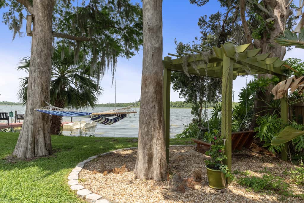 Welcoming ‘Little Blue Lakehouse’ in Crystal River