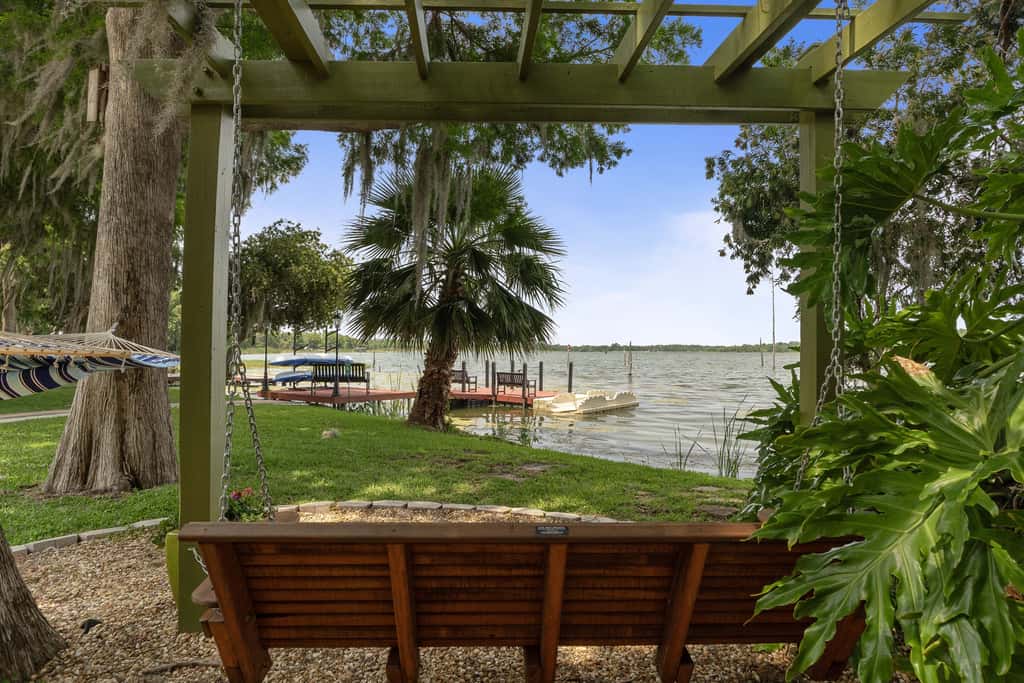 Welcoming ‘Little Blue Lakehouse’ in Crystal River