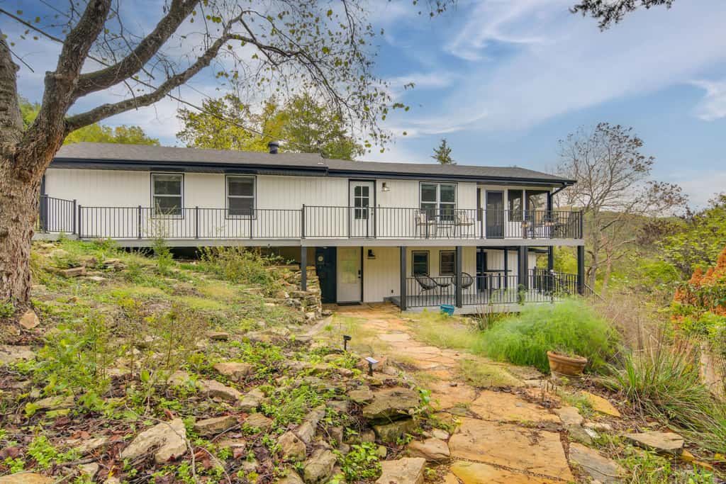 Steps to Table Rock Lake! Family Escape w/ 2 Decks