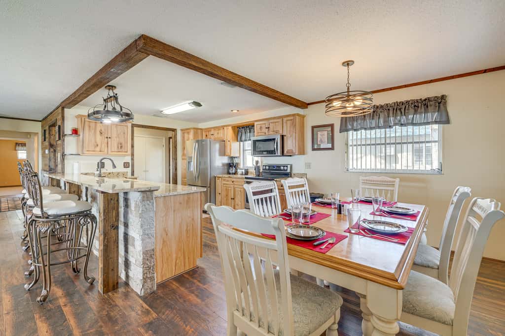 Lakefront & Poolside! Family Retreat in Hernando