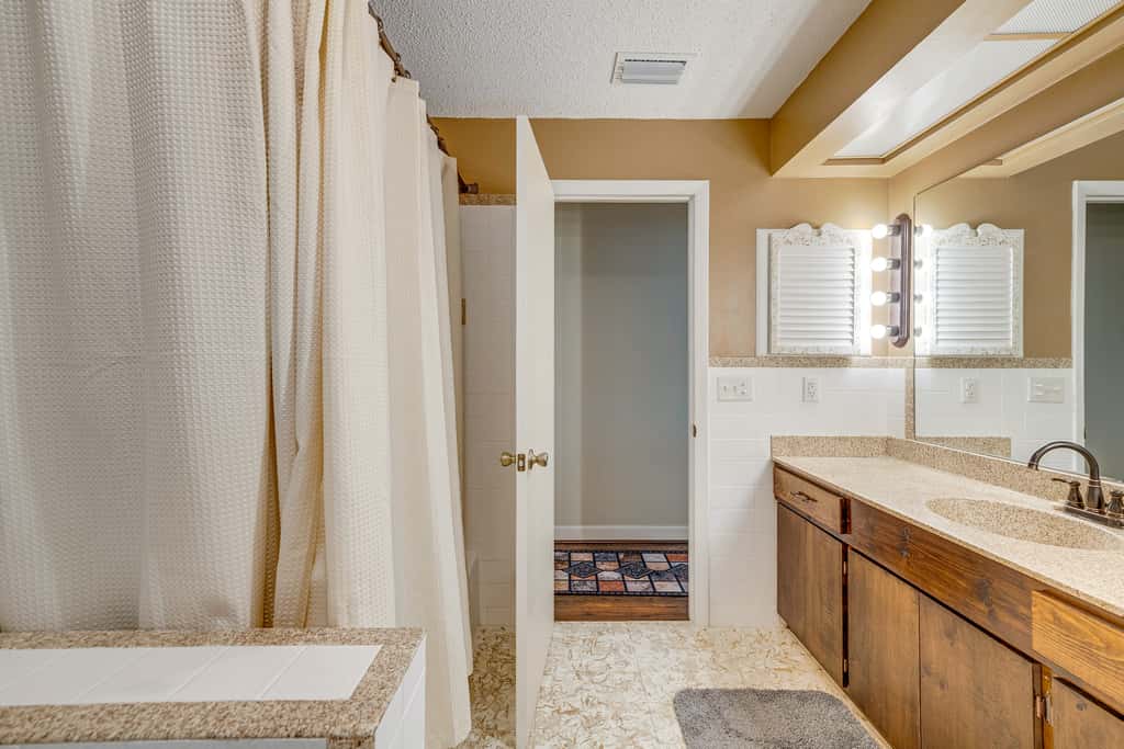 Lakefront & Poolside! Family Retreat in Hernando