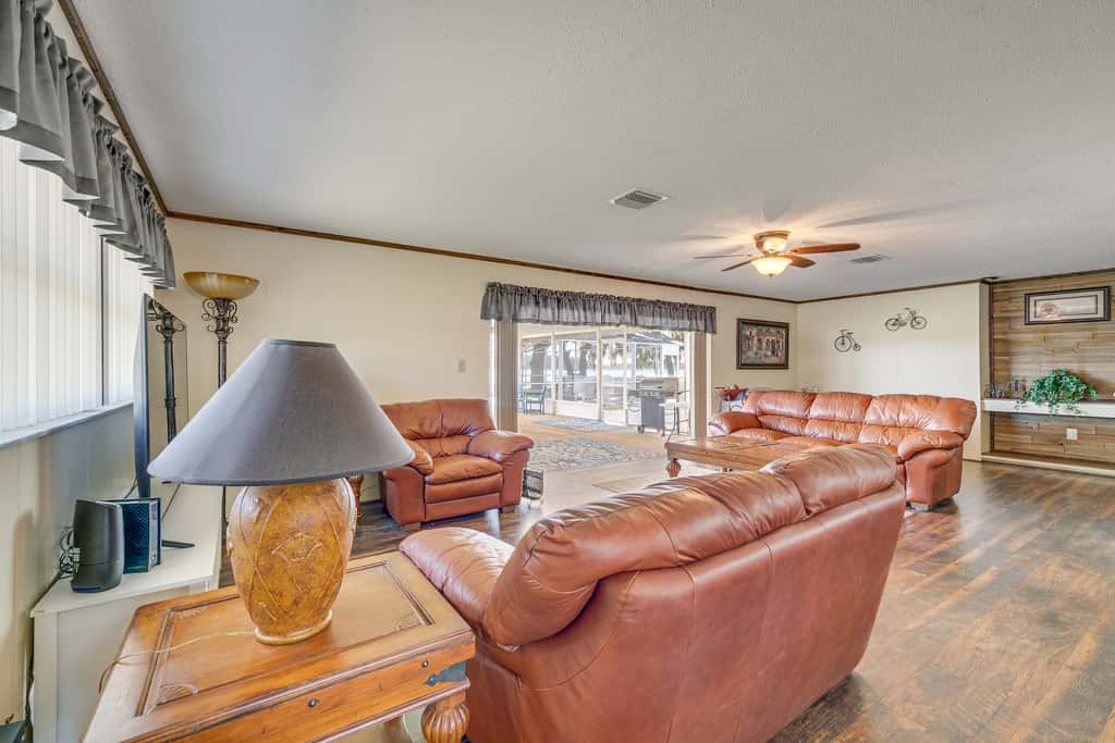 Lakefront & Poolside! Family Retreat in Hernando