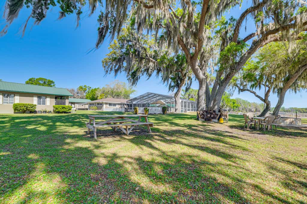 Lakefront & Poolside! Family Retreat in Hernando