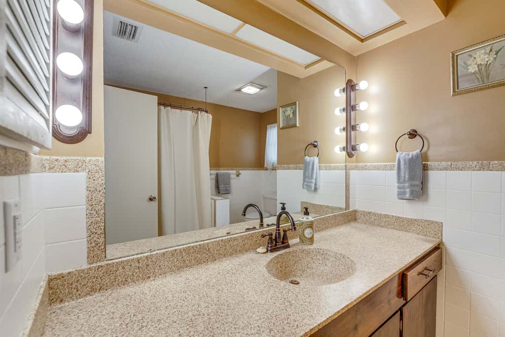 Lakefront & Poolside! Family Retreat in Hernando
