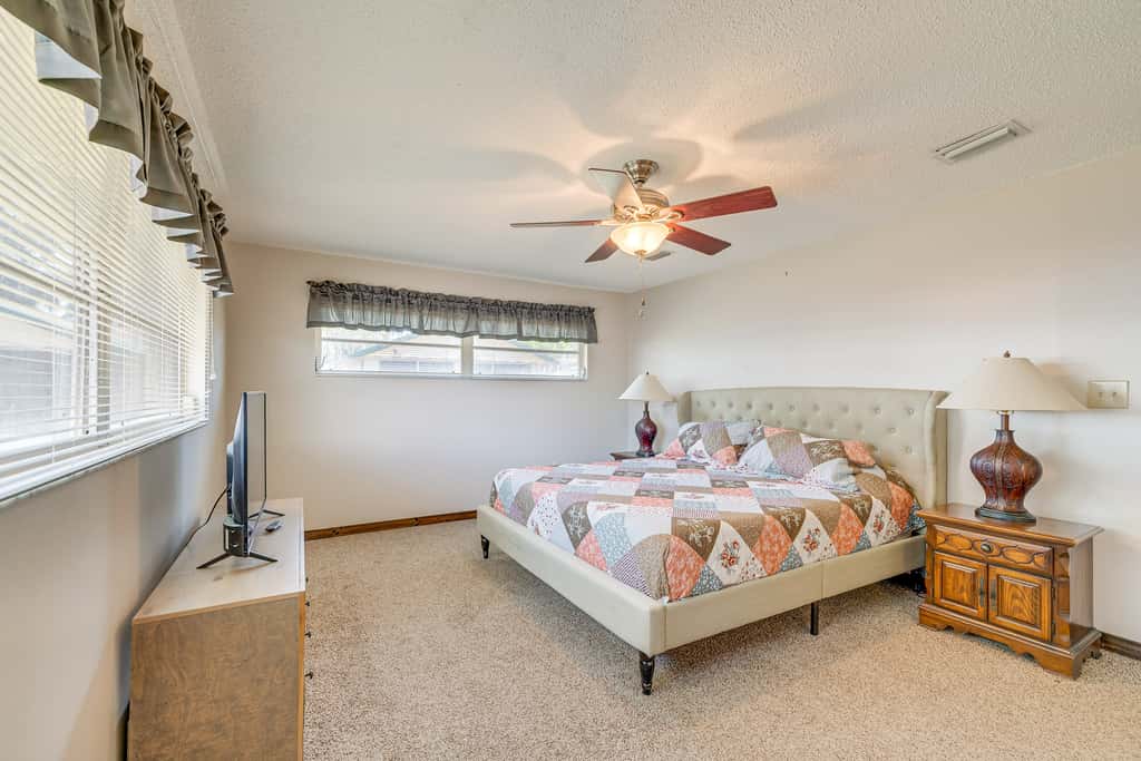 Lakefront & Poolside! Family Retreat in Hernando