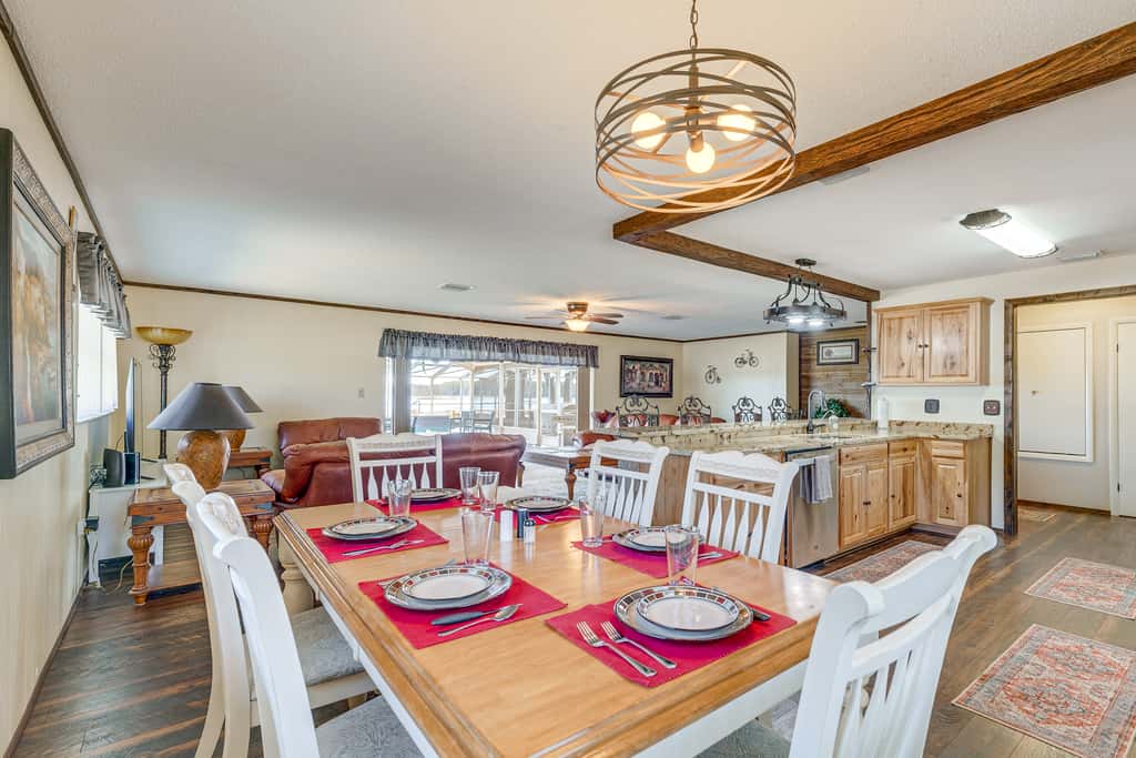 Lakefront & Poolside! Family Retreat in Hernando
