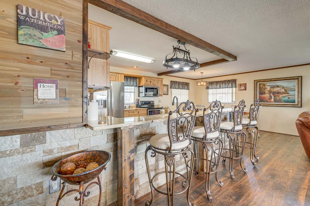 Lakefront & Poolside! Family Retreat in Hernando