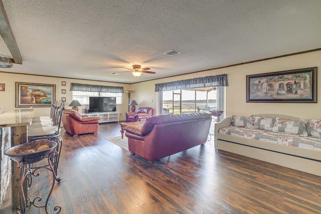 Lakefront & Poolside! Family Retreat in Hernando