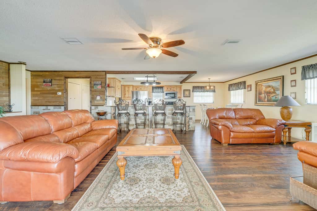 Lakefront & Poolside! Family Retreat in Hernando