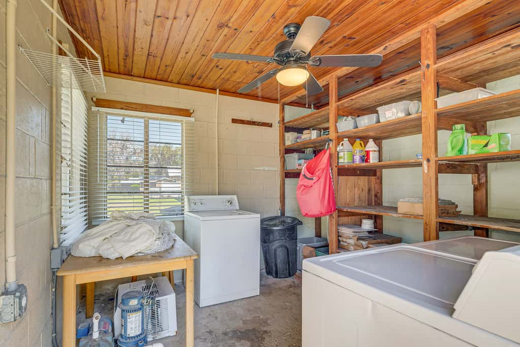 Lakefront & Poolside! Family Retreat in Hernando