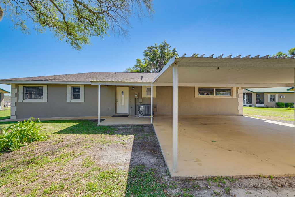 Lakefront & Poolside! Family Retreat in Hernando