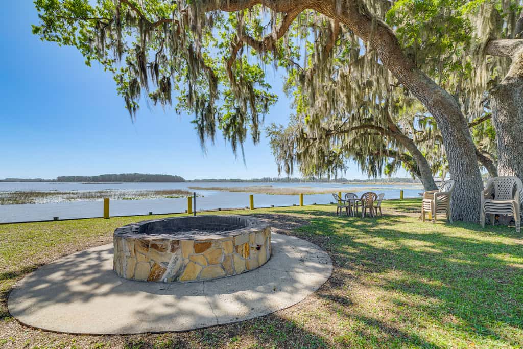 Lakefront & Poolside! Family Retreat in Hernando