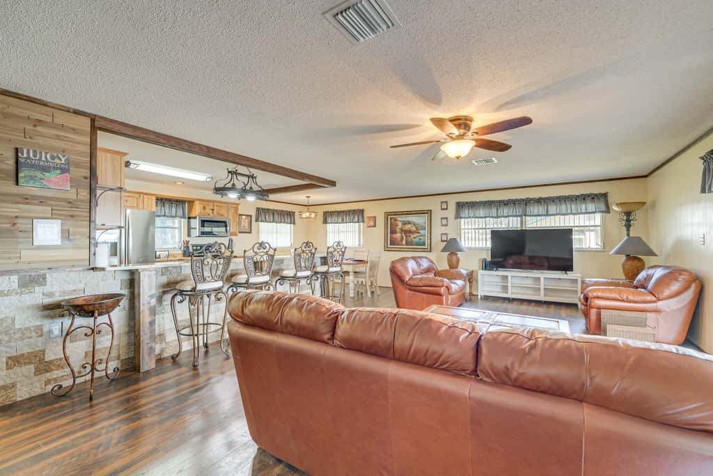 Lakefront & Poolside! Family Retreat in Hernando