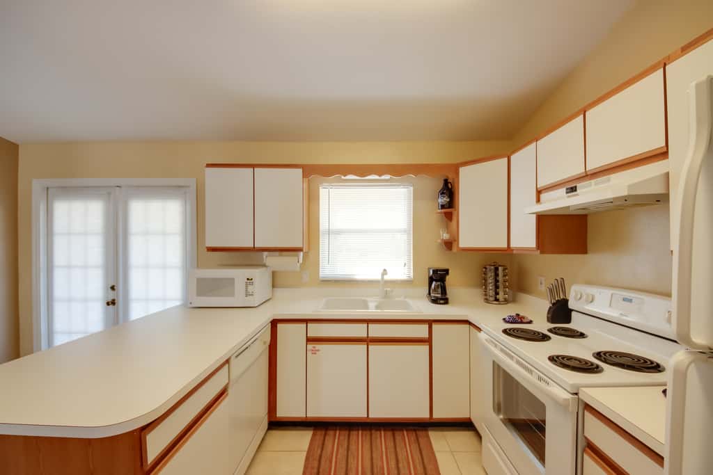 Screened Porch + Pool Access: Cozy Sebring Condo