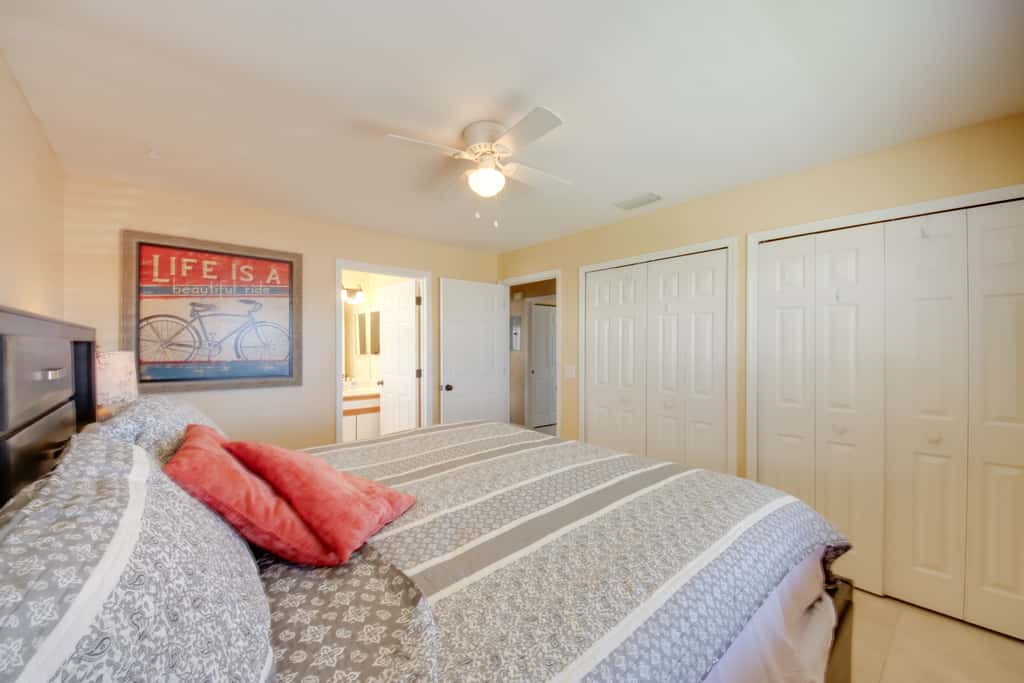 Screened Porch + Pool Access: Cozy Sebring Condo
