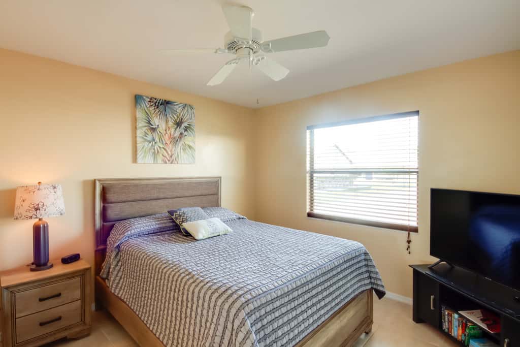 Screened Porch + Pool Access: Cozy Sebring Condo