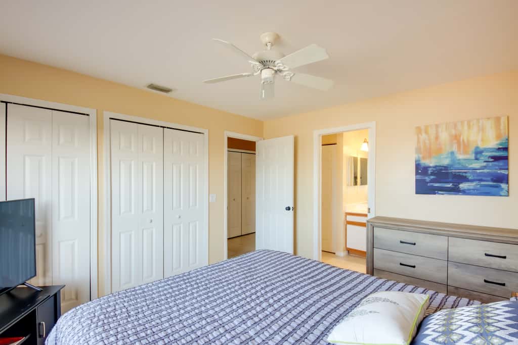 Screened Porch + Pool Access: Cozy Sebring Condo