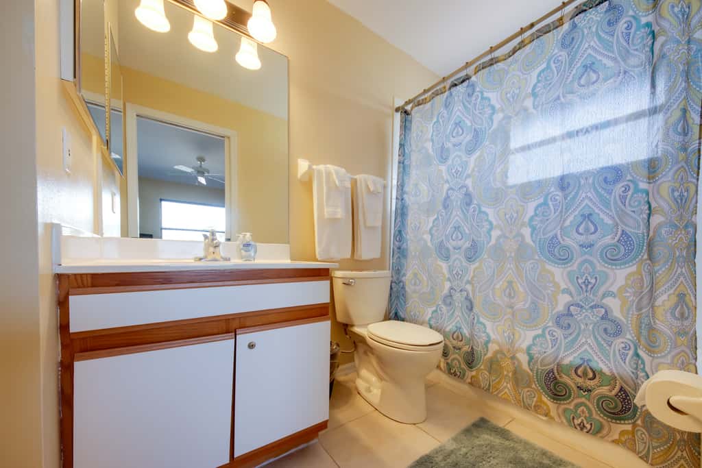 Screened Porch + Pool Access: Cozy Sebring Condo