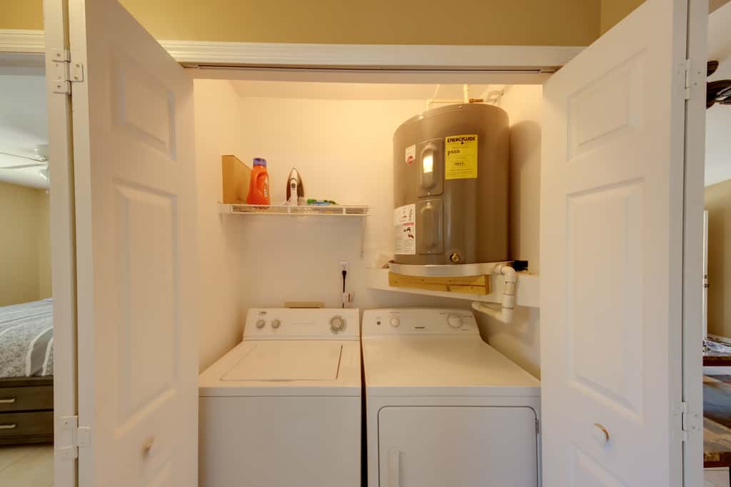 Screened Porch + Pool Access: Cozy Sebring Condo