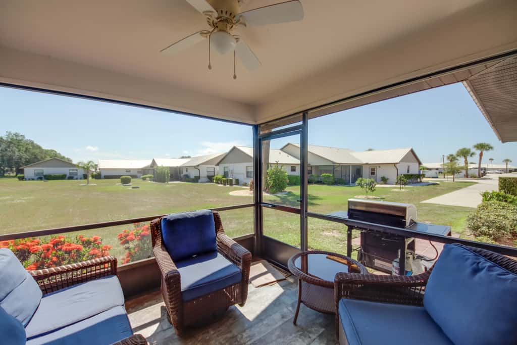Screened Porch + Pool Access: Cozy Sebring Condo
