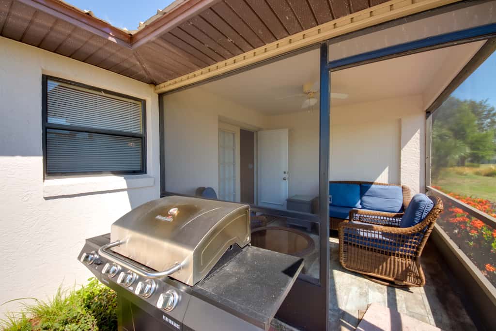 Screened Porch + Pool Access: Cozy Sebring Condo
