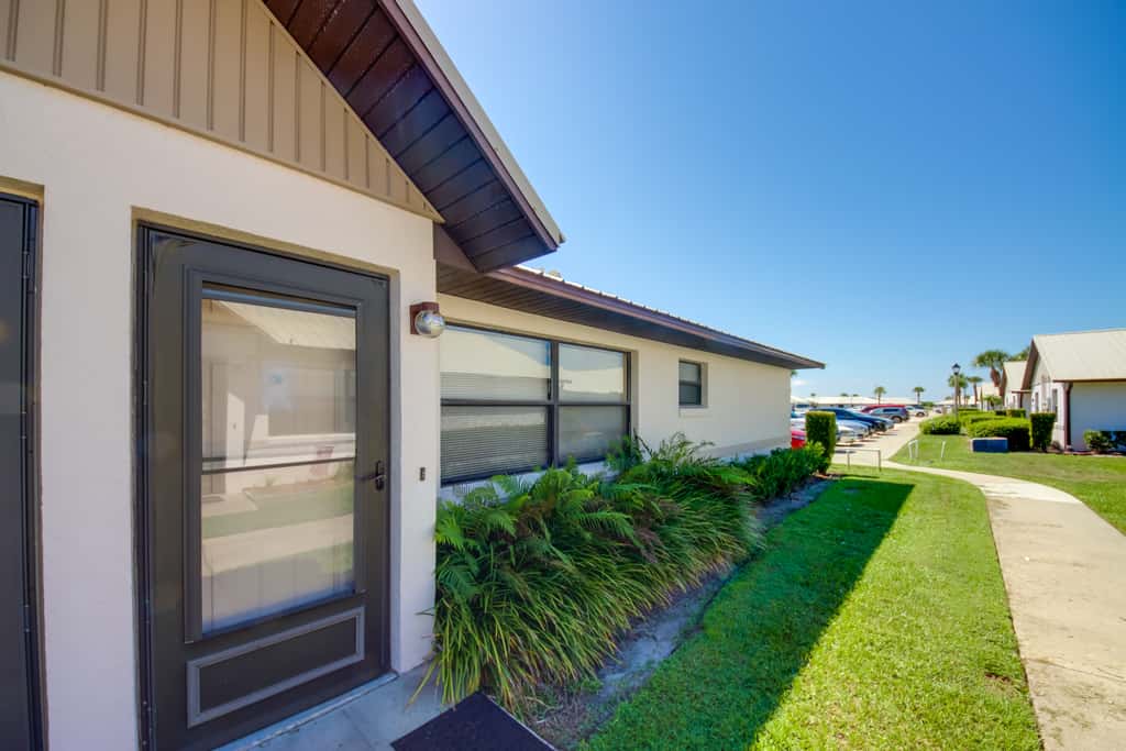 Screened Porch + Pool Access: Cozy Sebring Condo