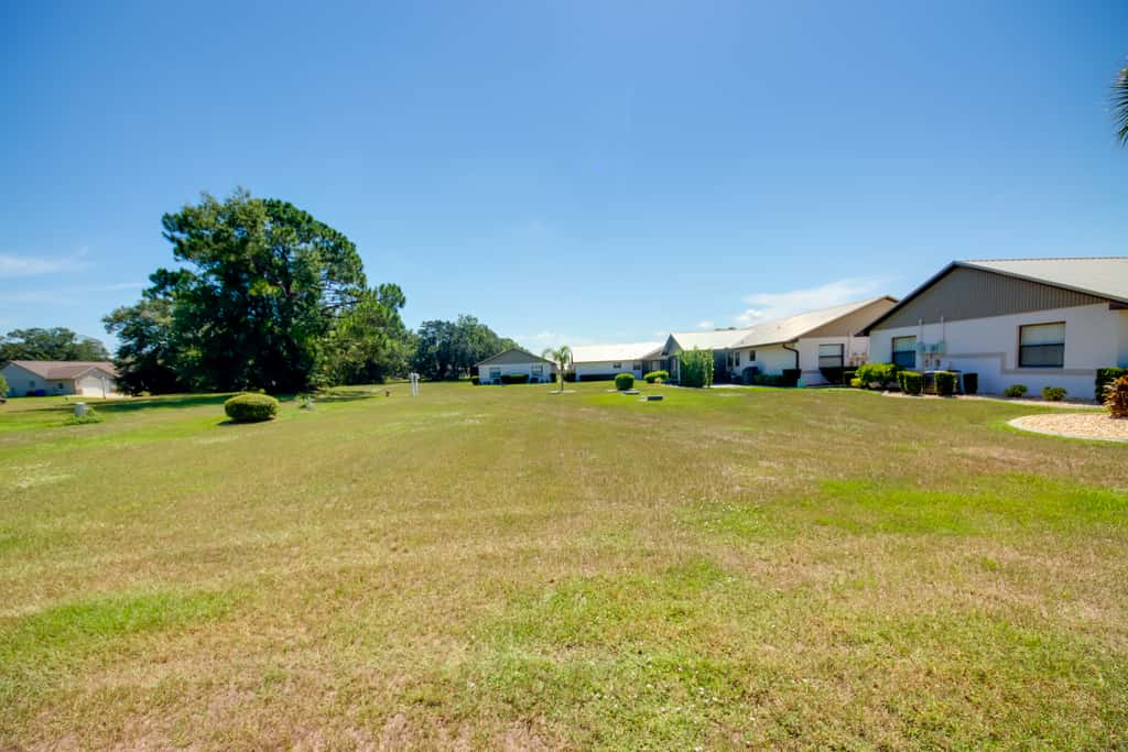 Screened Porch + Pool Access: Cozy Sebring Condo