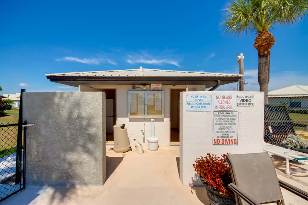 Screened Porch + Pool Access: Cozy Sebring Condo