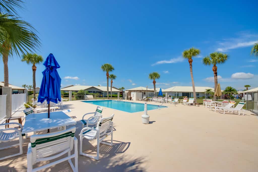 Screened Porch + Pool Access: Cozy Sebring Condo