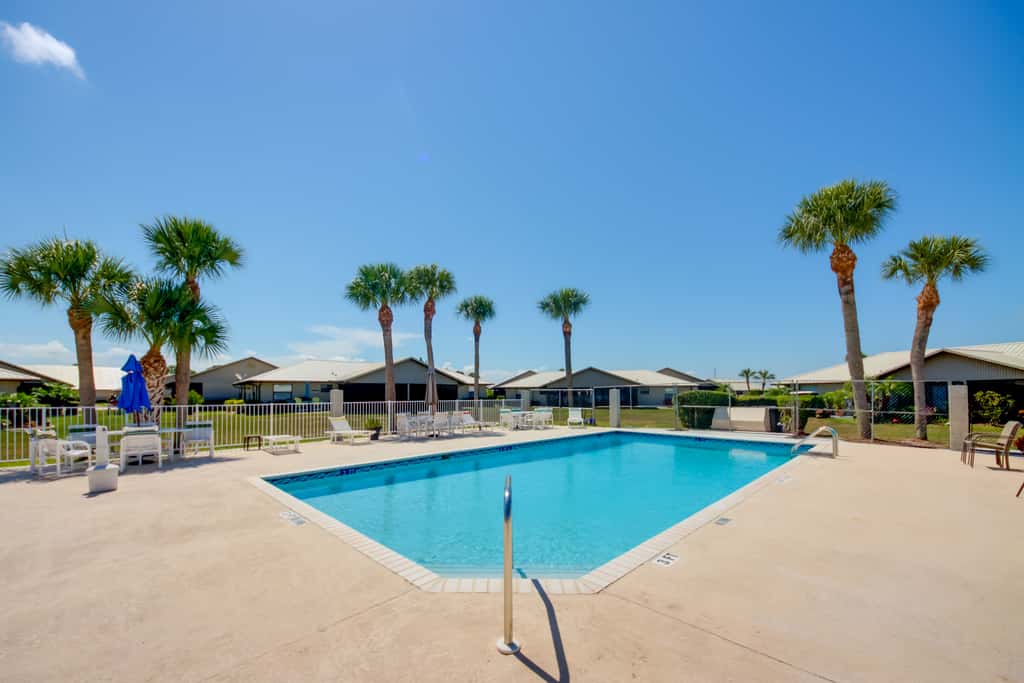 Screened Porch + Pool Access: Cozy Sebring Condo