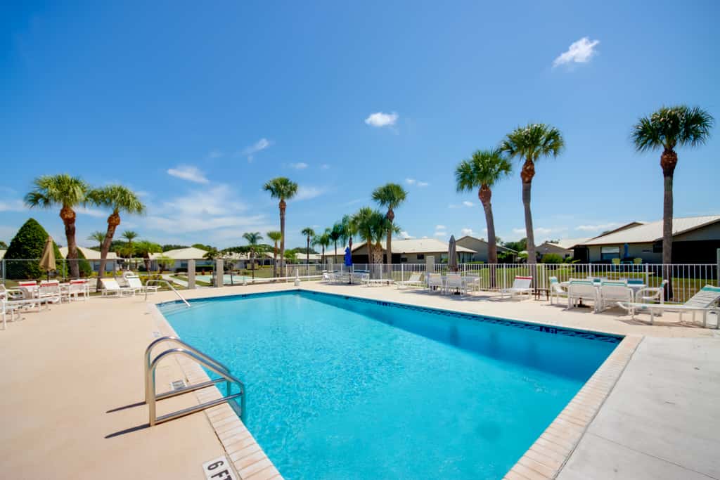 Screened Porch + Pool Access: Cozy Sebring Condo