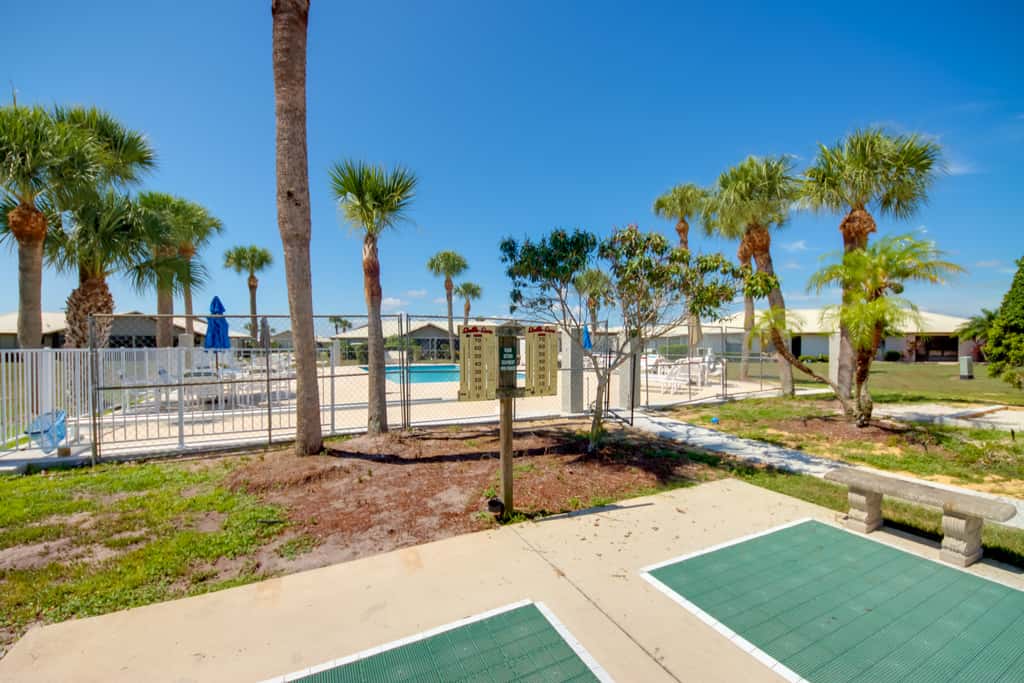 Screened Porch + Pool Access: Cozy Sebring Condo