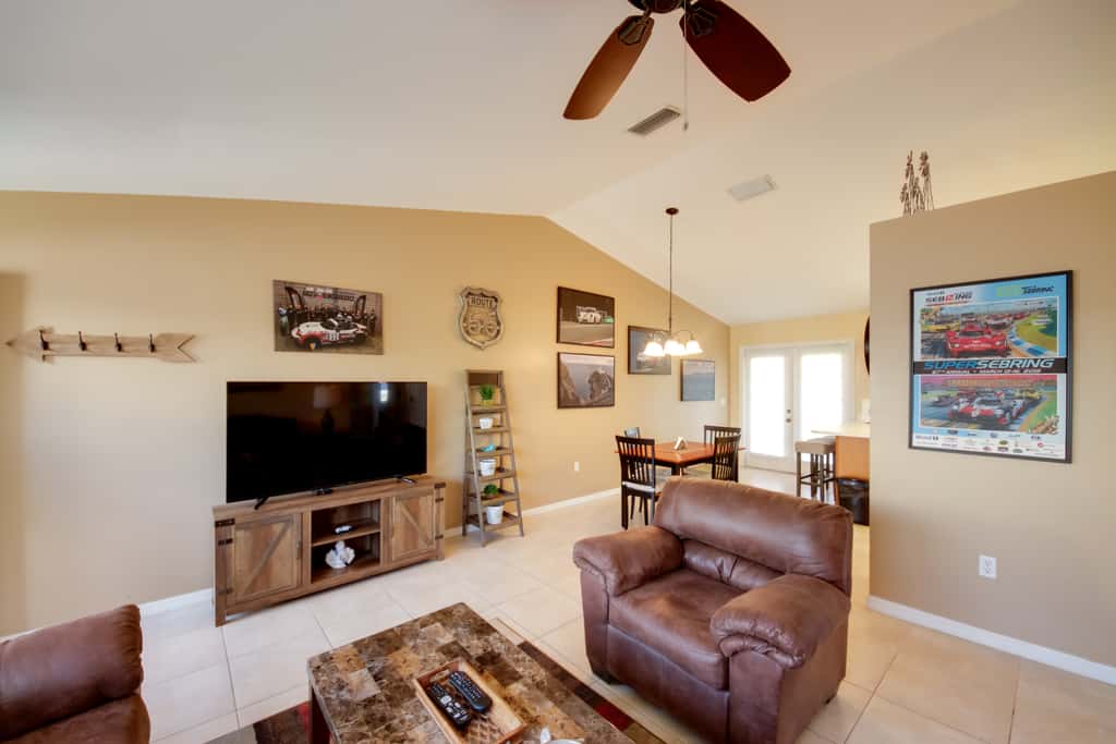 Screened Porch + Pool Access: Cozy Sebring Condo