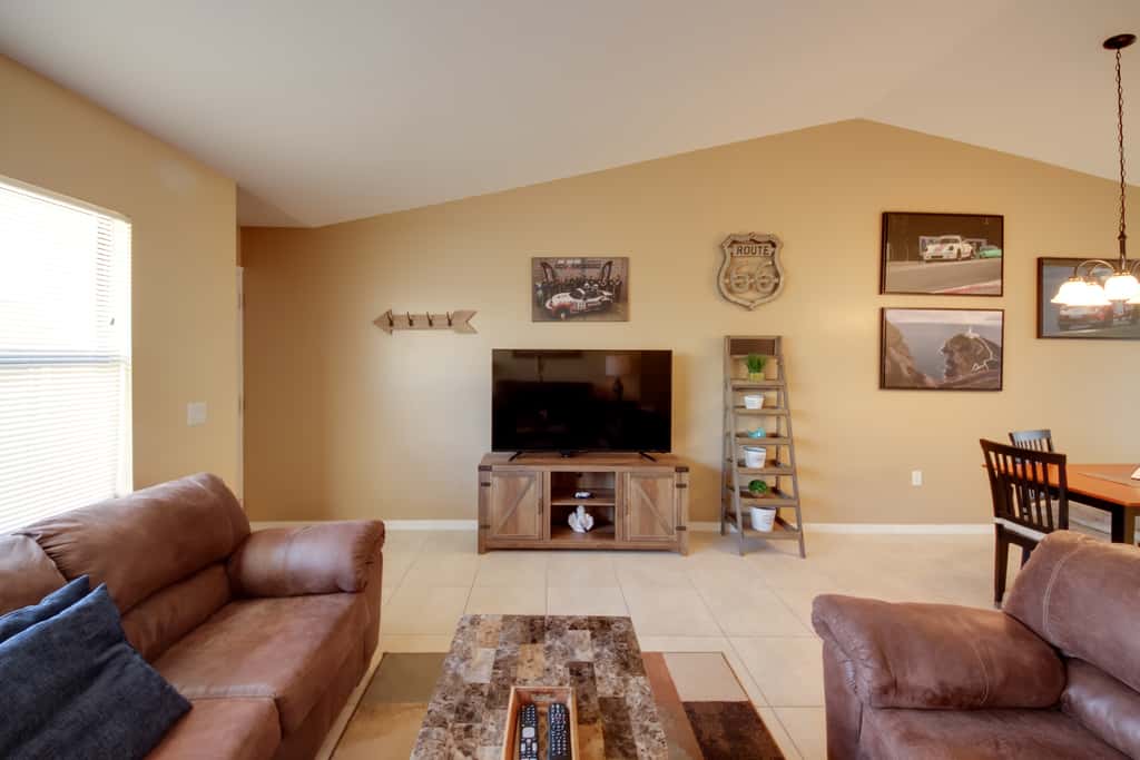 Screened Porch + Pool Access: Cozy Sebring Condo
