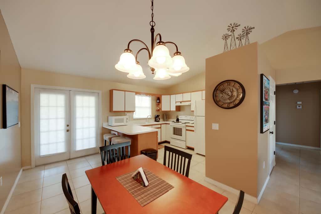 Screened Porch + Pool Access: Cozy Sebring Condo