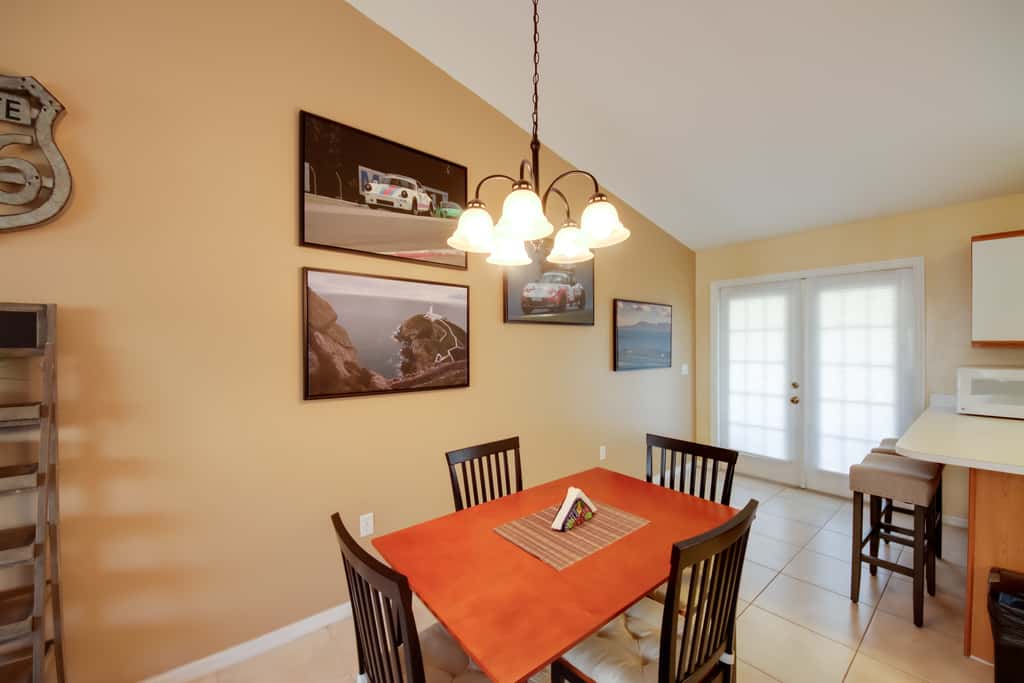 Screened Porch + Pool Access: Cozy Sebring Condo