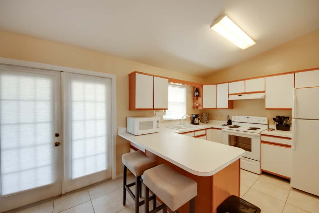 Screened Porch + Pool Access: Cozy Sebring Condo