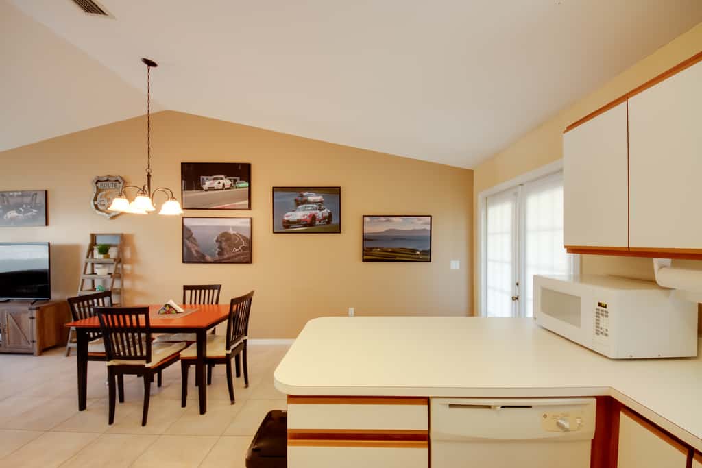 Screened Porch + Pool Access: Cozy Sebring Condo