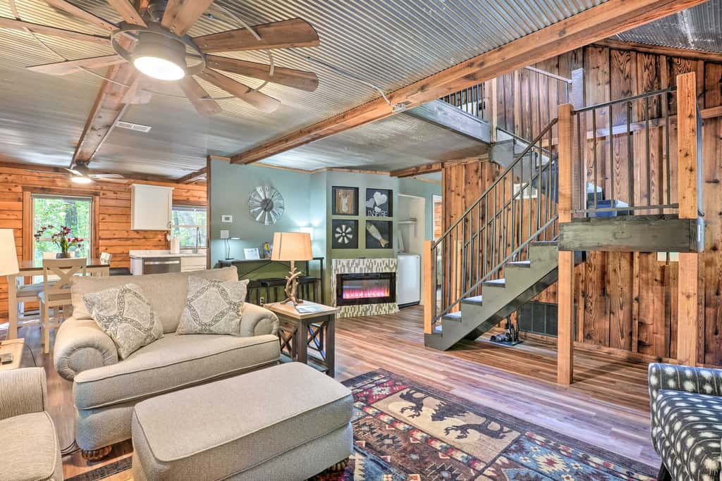 Secluded Table Rock Lake/Branson Cabin w/ Hot Tub!