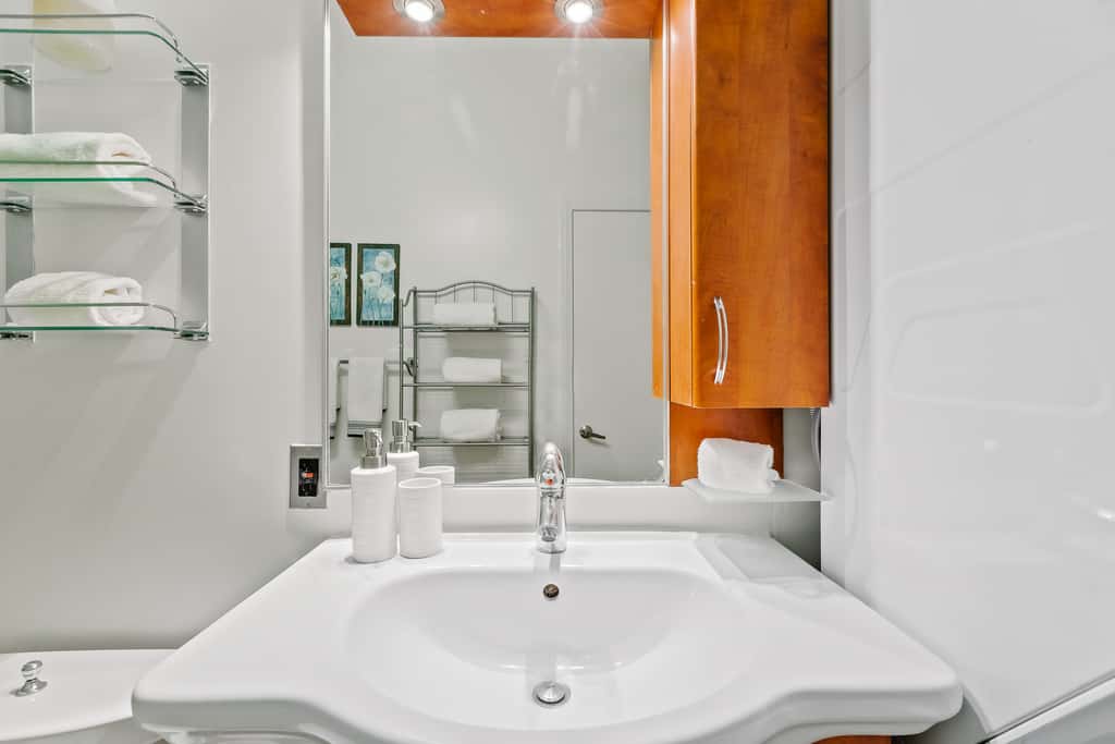 Rooftop Pool & City Views! Long-Term Dtwn LA Stay