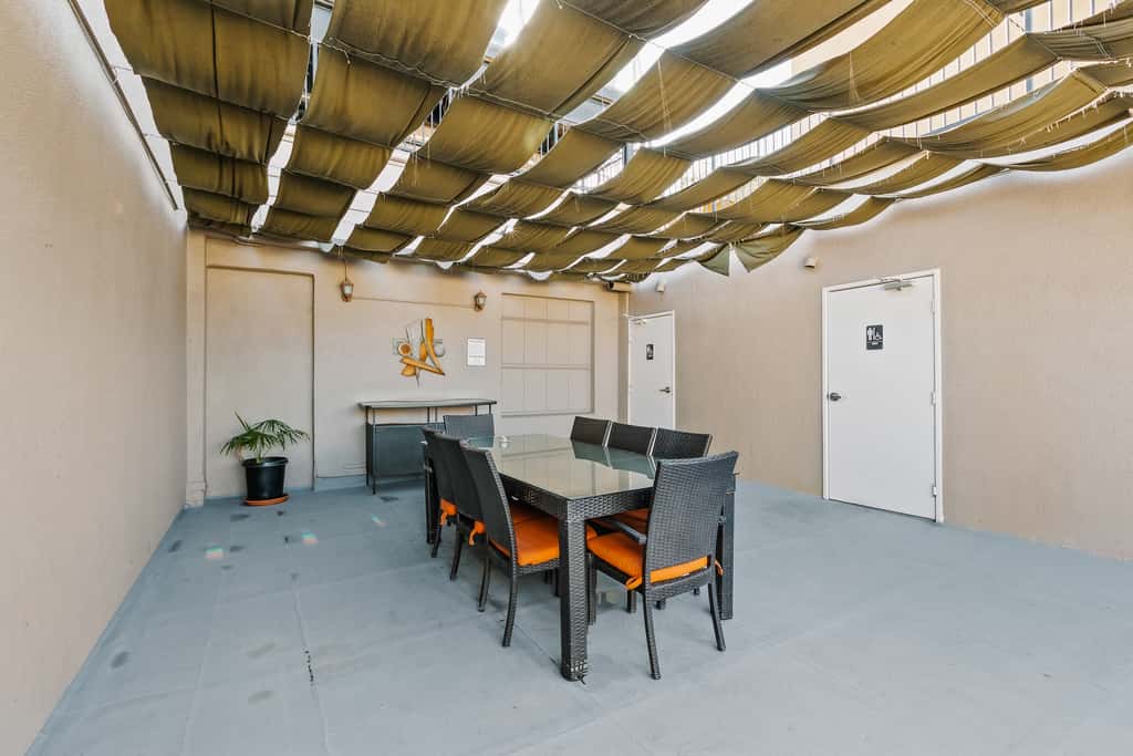Rooftop Pool & City Views! Long-Term Dtwn LA Stay