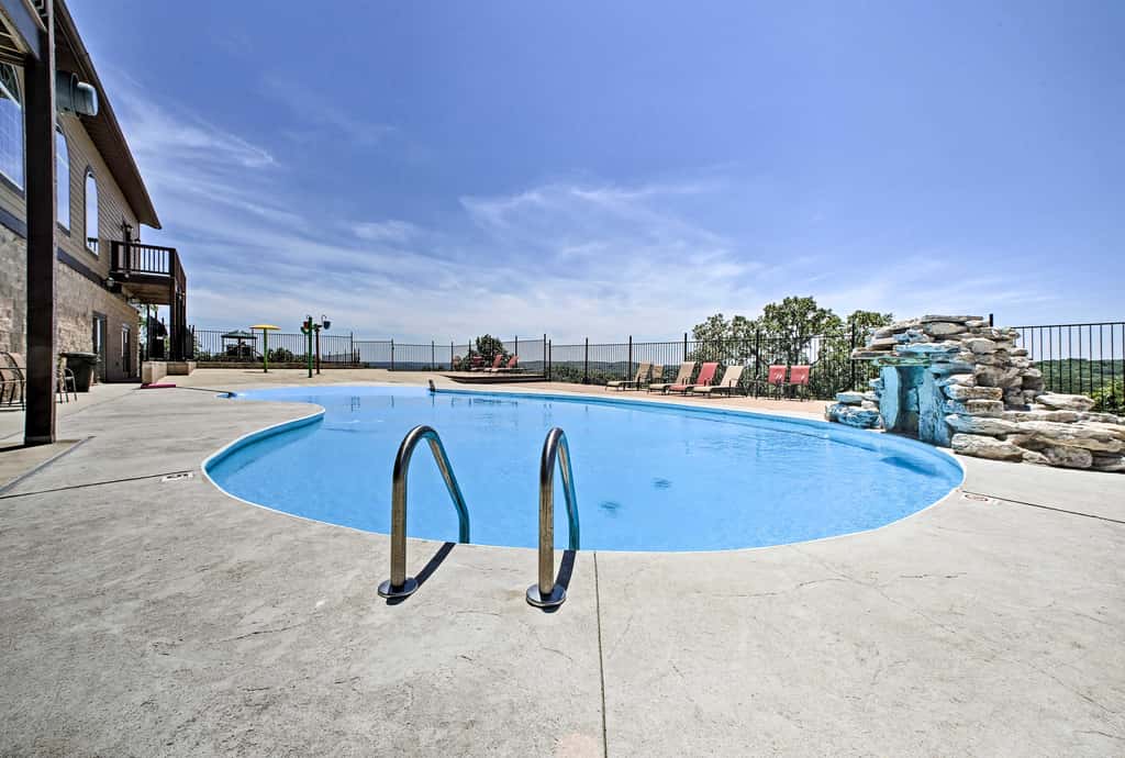 Near Silver Dollar City! Condo w/ Indoor Pool