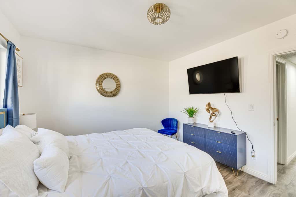 Los Angeles Townhome: Off-Street Parking & Balcony