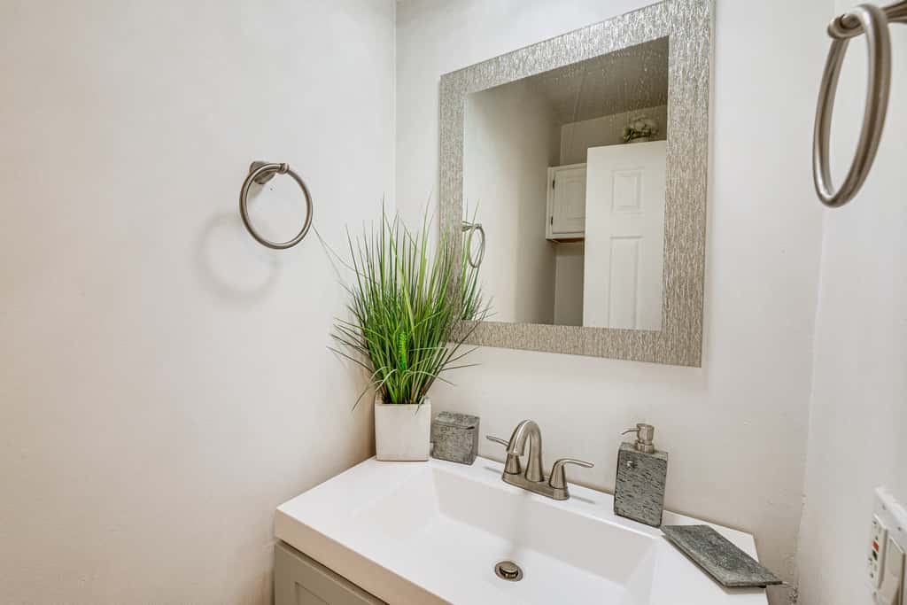 Los Angeles Townhome: Off-Street Parking & Balcony