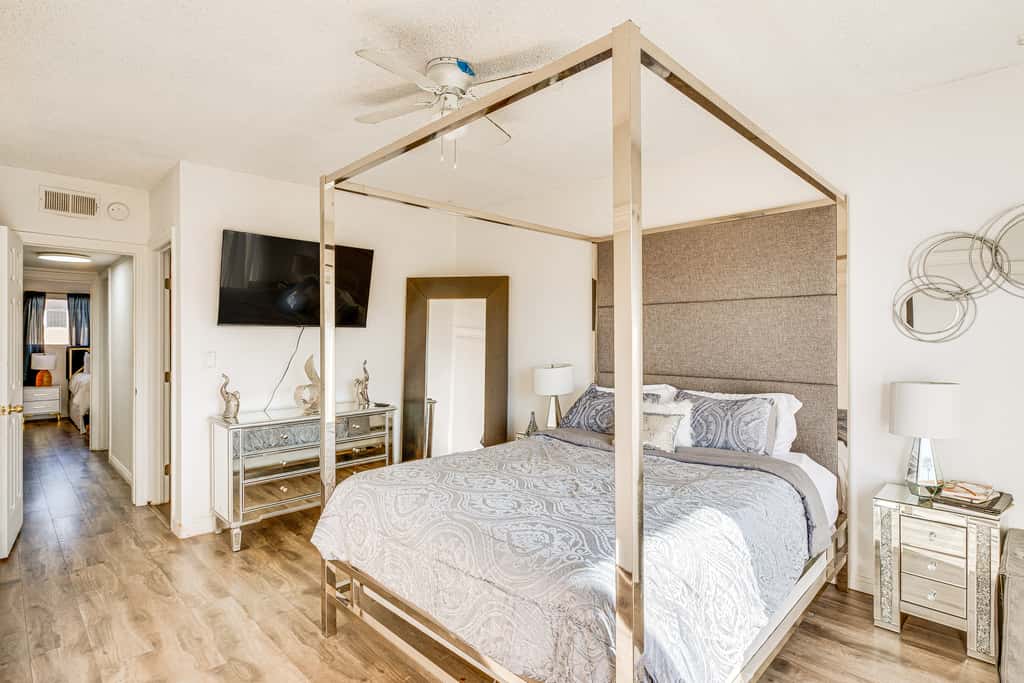 Los Angeles Townhome: Off-Street Parking & Balcony