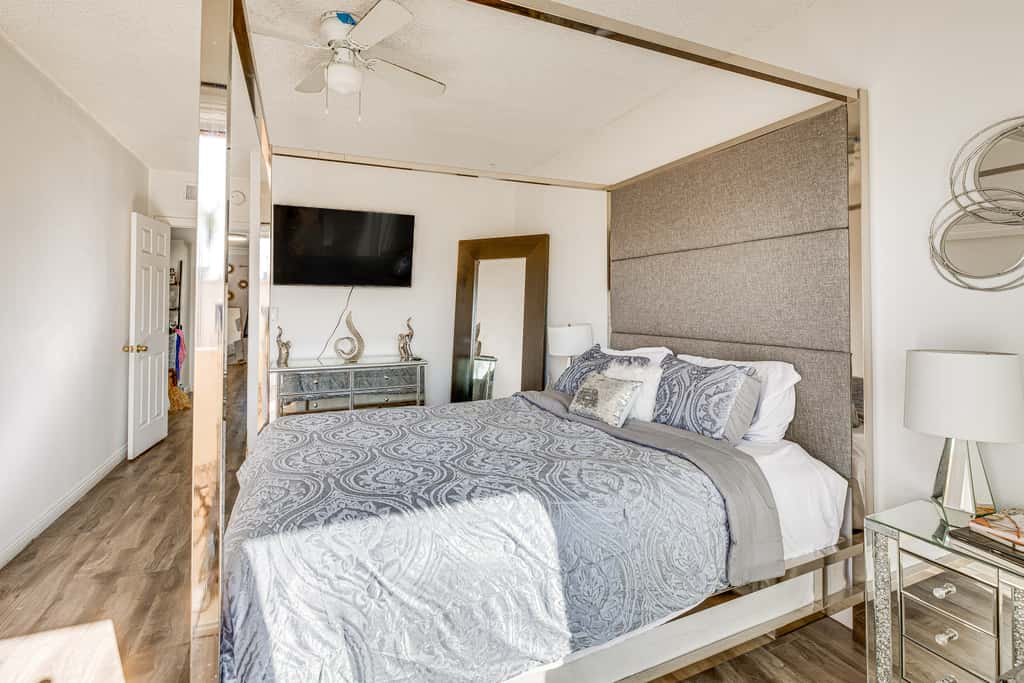 Los Angeles Townhome: Off-Street Parking & Balcony