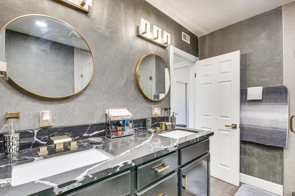 Los Angeles Townhome: Off-Street Parking & Balcony